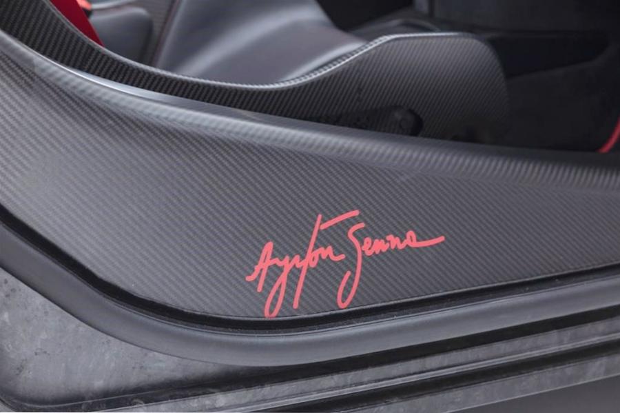 Детали интерьера McLaren MSO Senna Bespoke Diamond Black 2019 года  (фото 36 из 37)